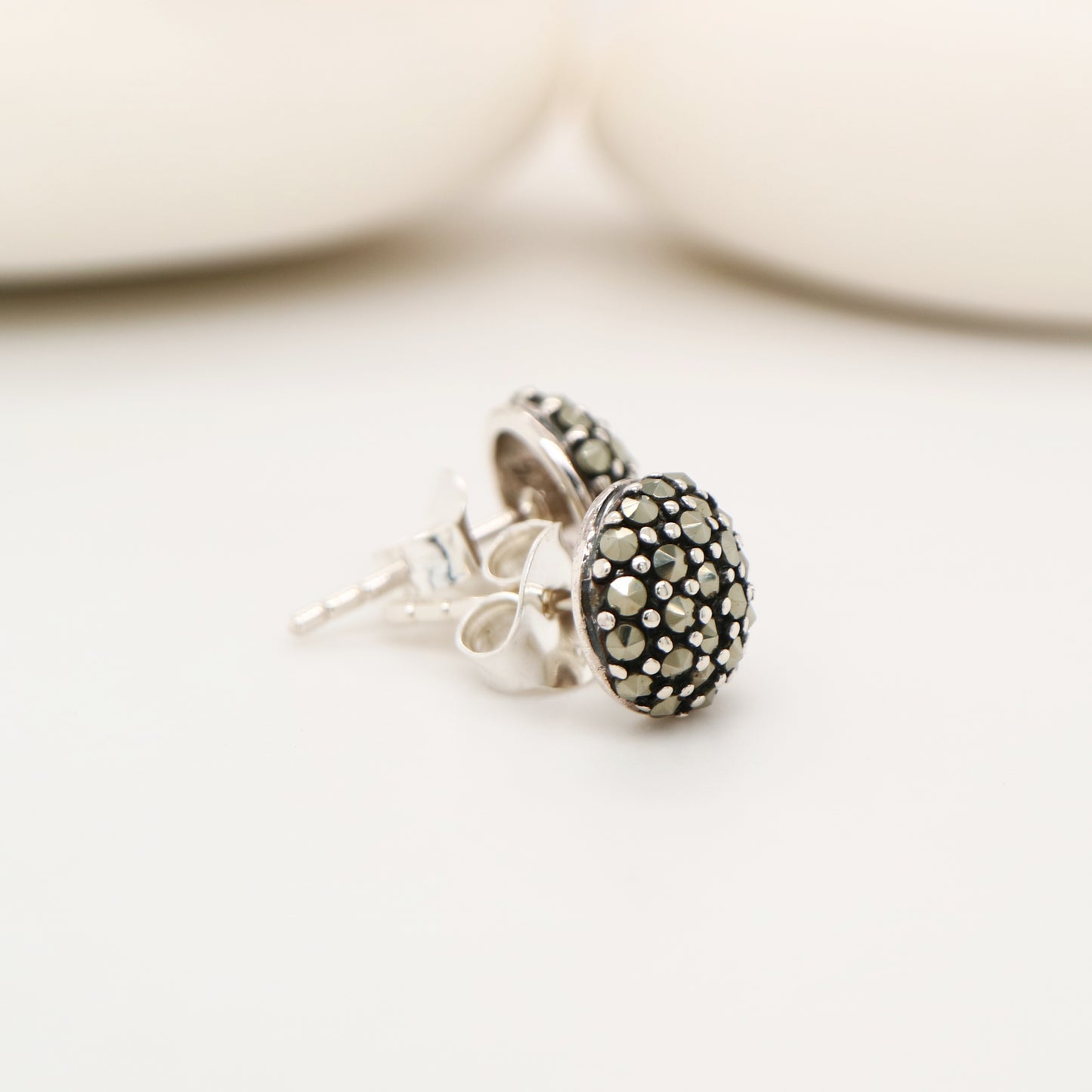 Round stud earrings in marcasite in sterling silver