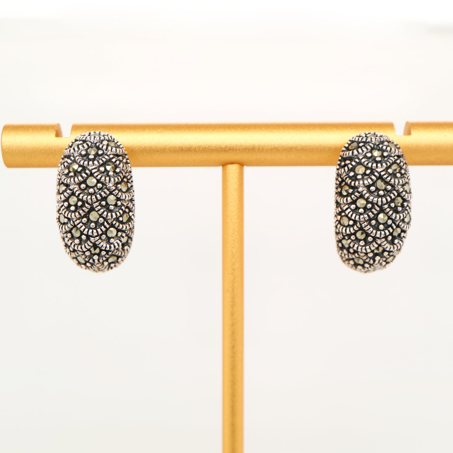 Scale pattern marcasite earring in silver