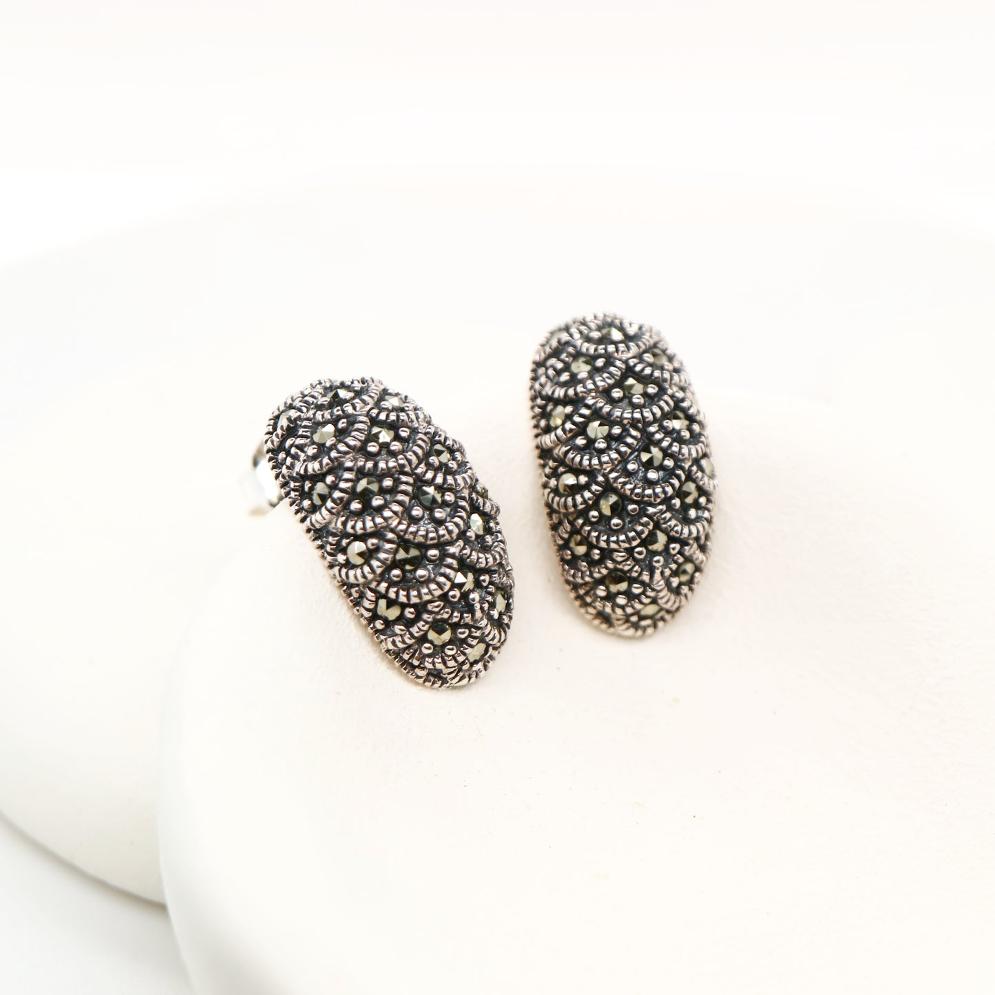 Scale pattern marcasite earring in silver
