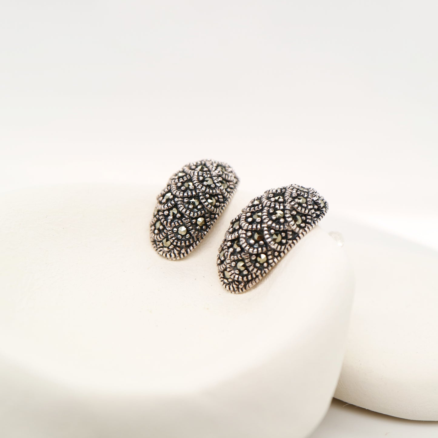 Scale pattern marcasite earring in silver