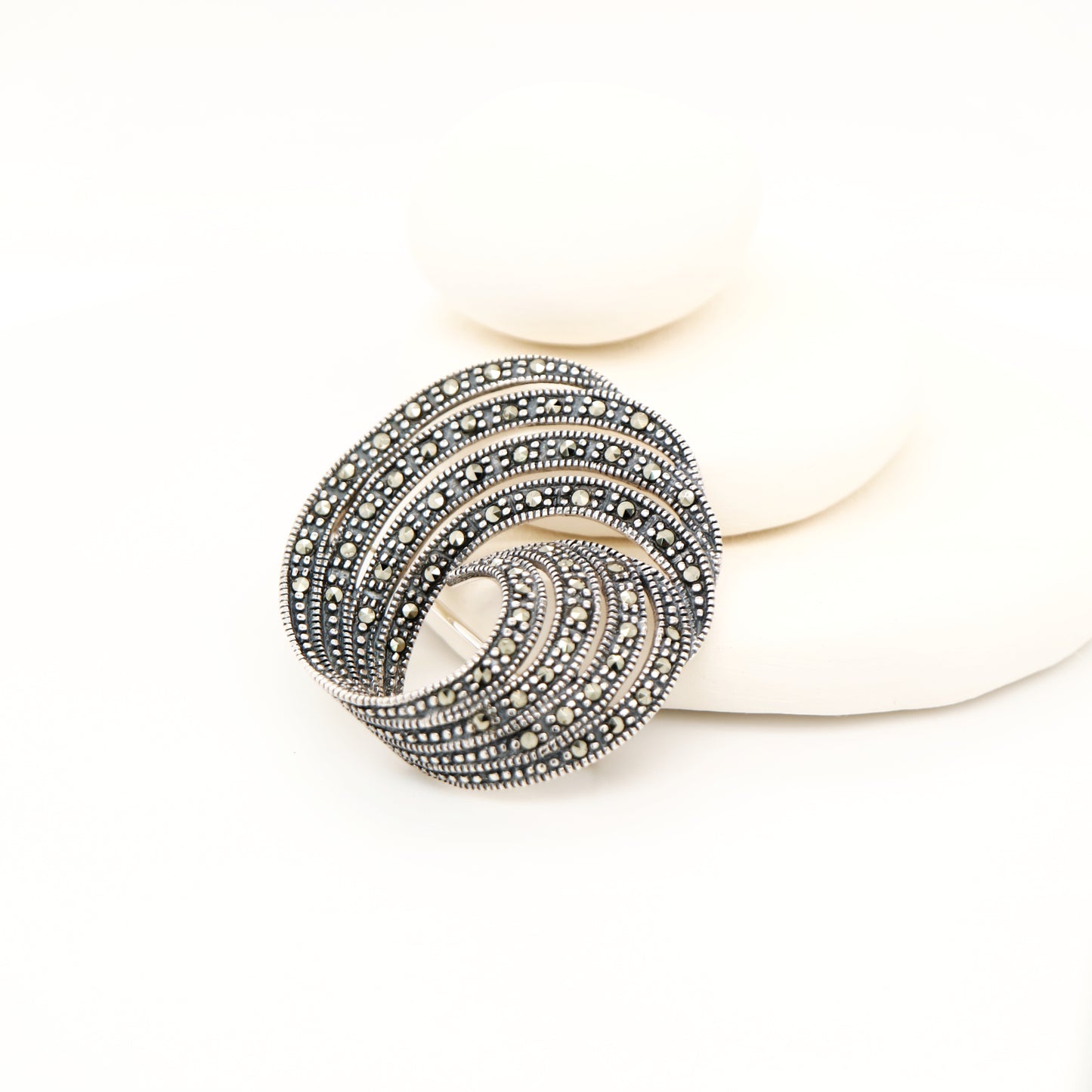 Multiband marcasite brooch in silver
