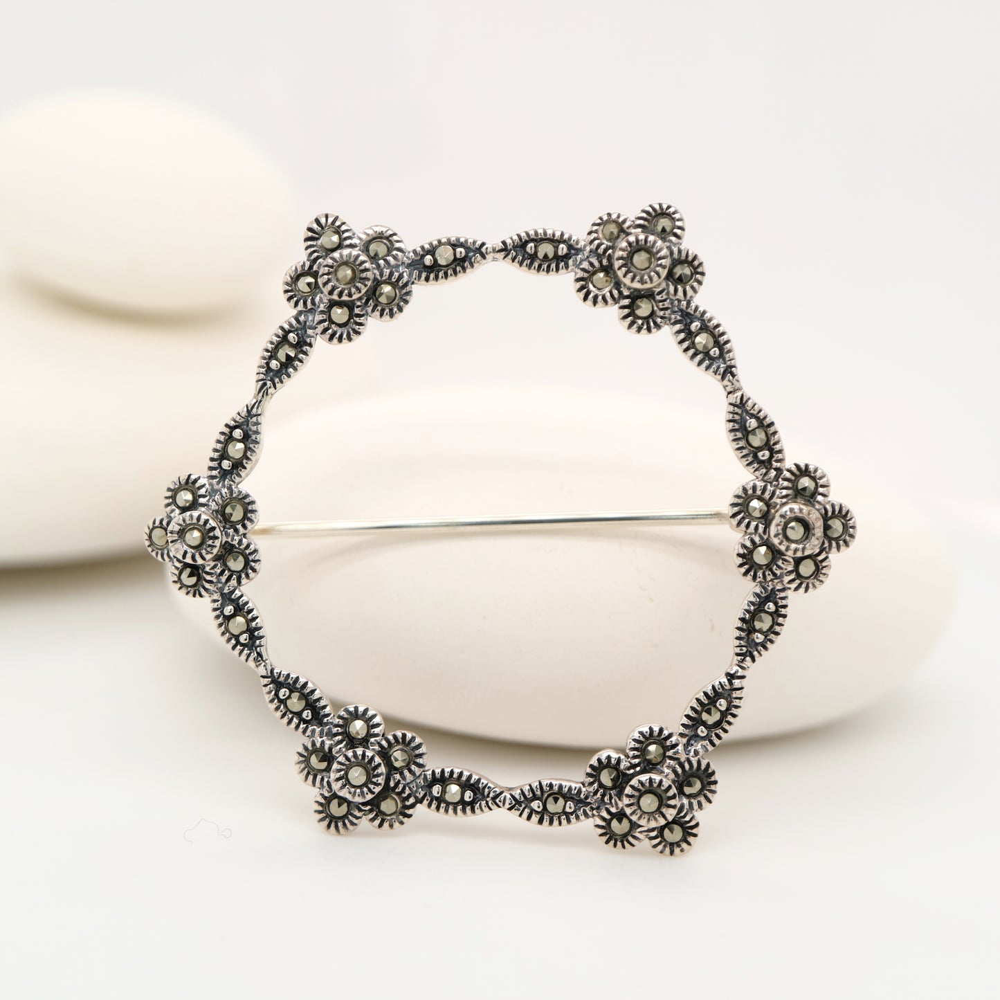 Flower hoop brooch in marcasite and silver