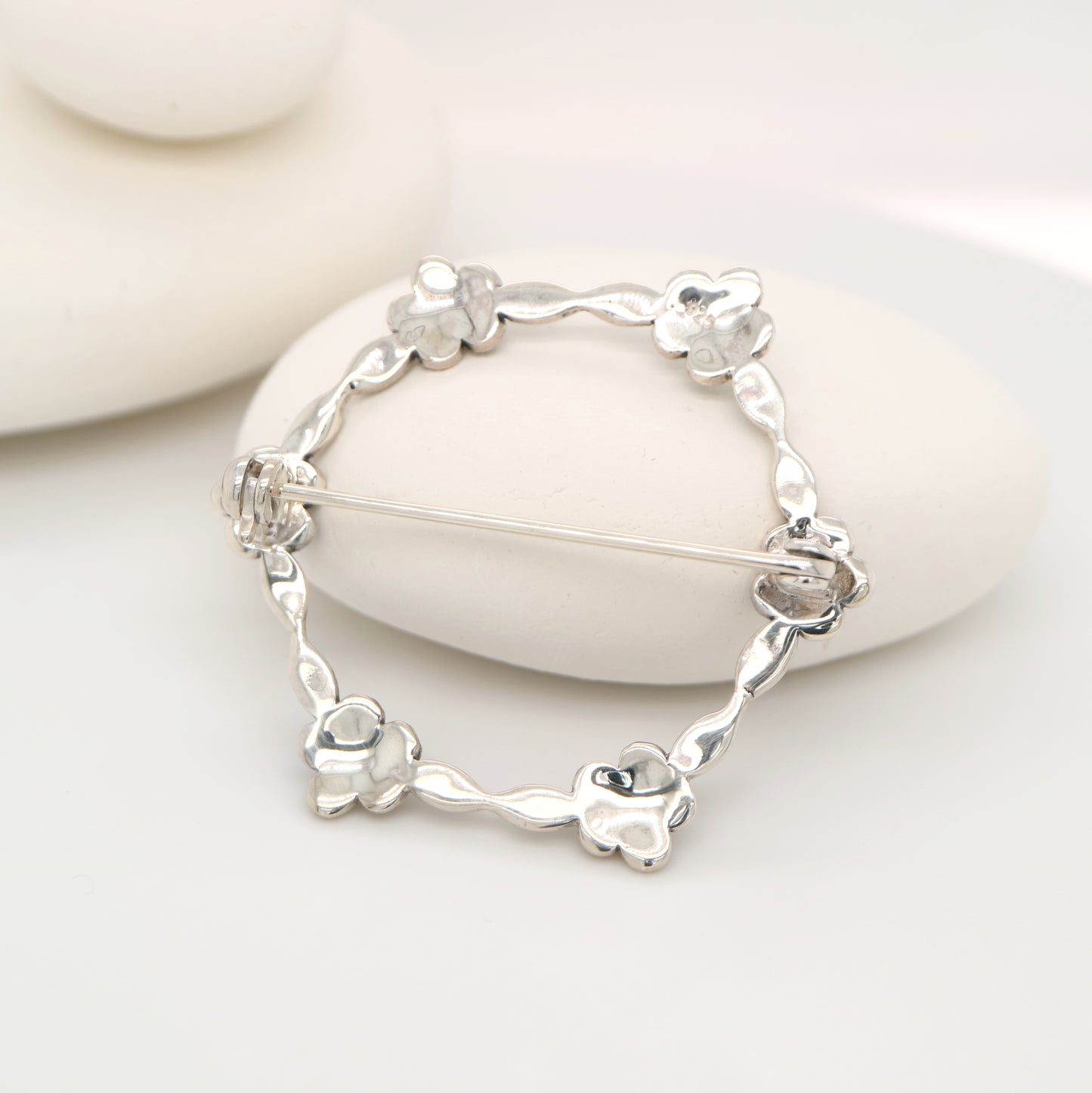 Flower hoop brooch in marcasite and silver