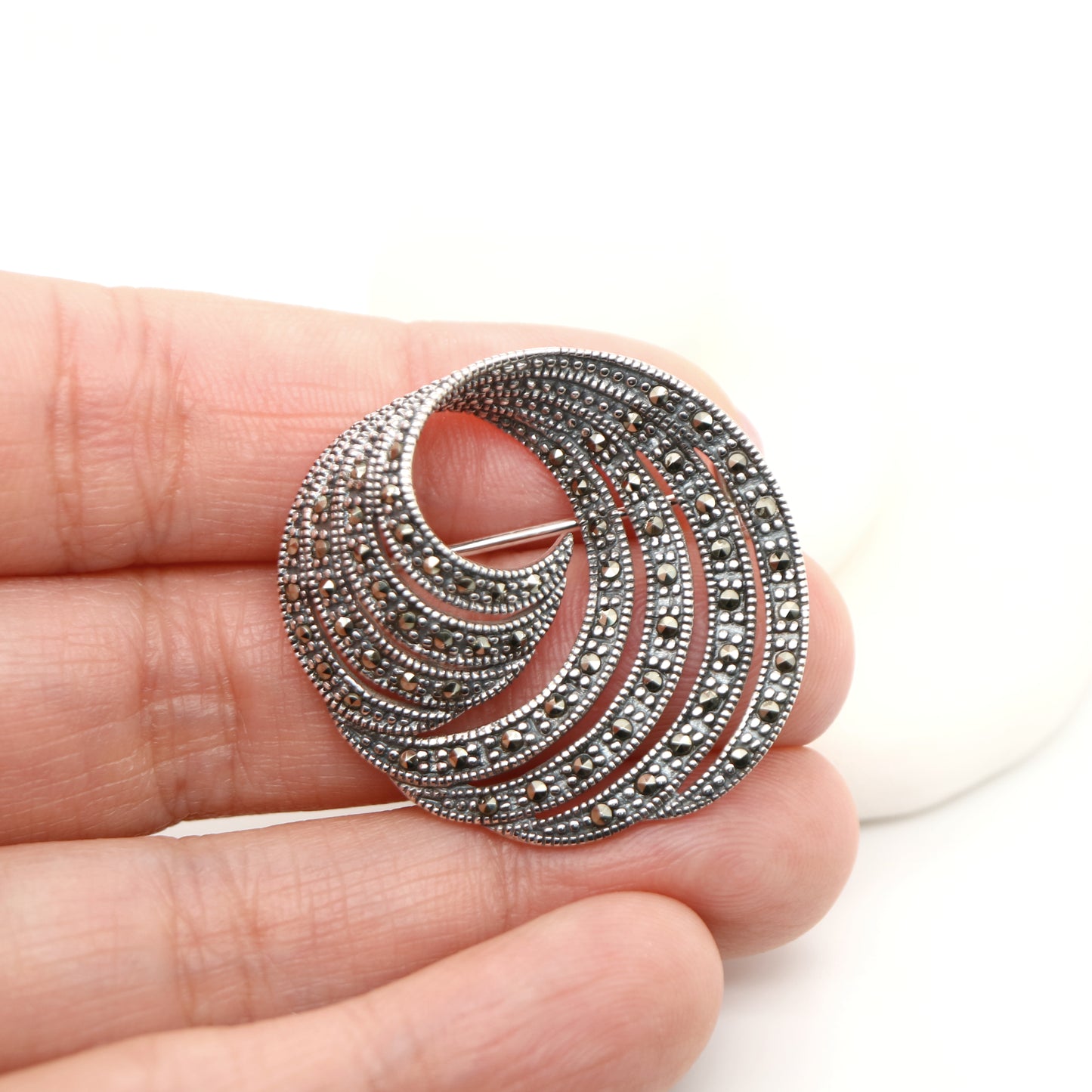 Multiband marcasite brooch in silver