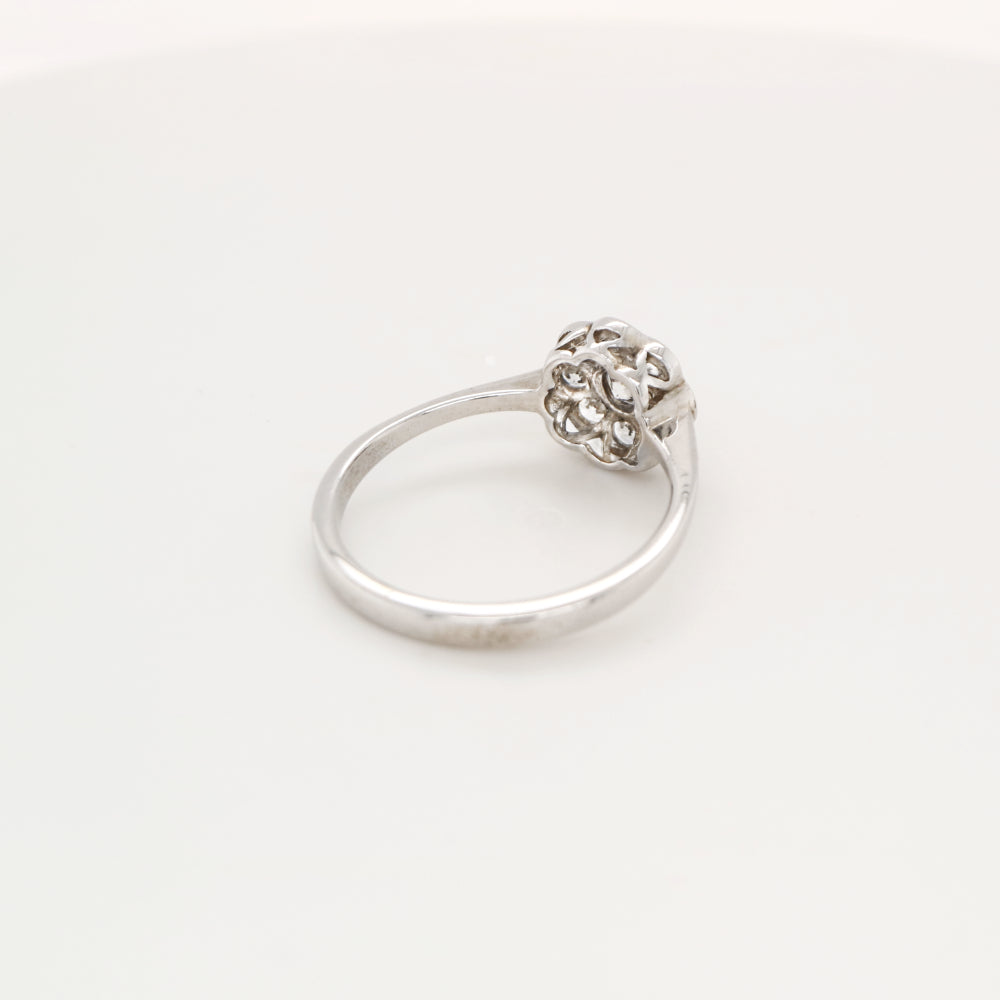 Daisy diamond ring in white gold