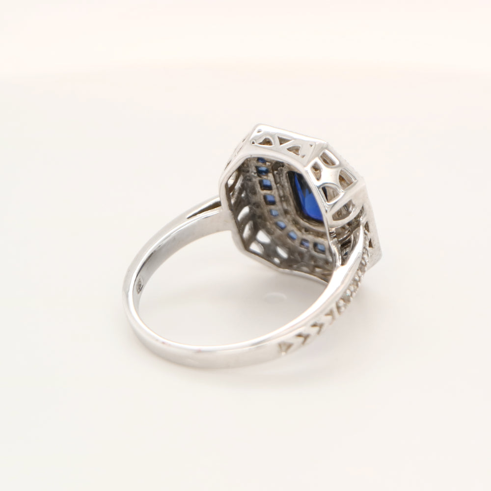 Sapphire cocktail ring with gemstone stripe halo's