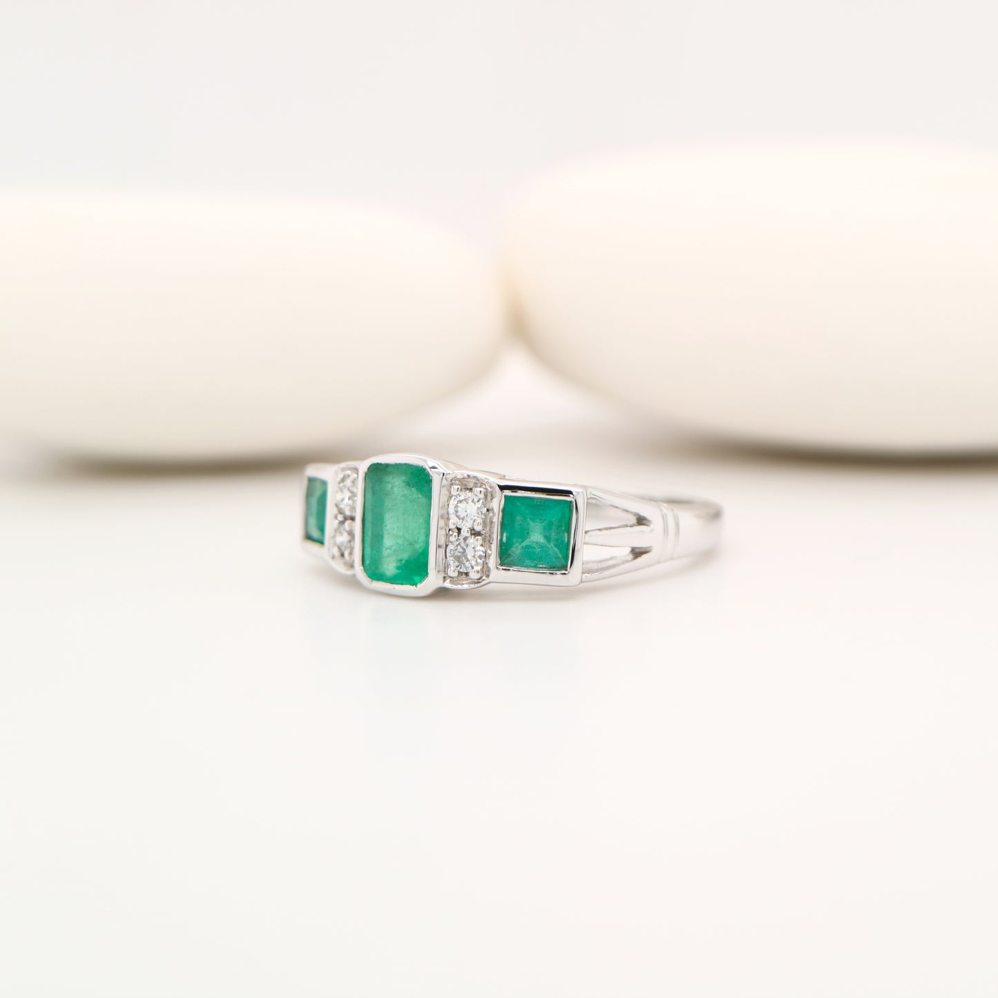 Art deco ring with emerald and natural diamond in white gold