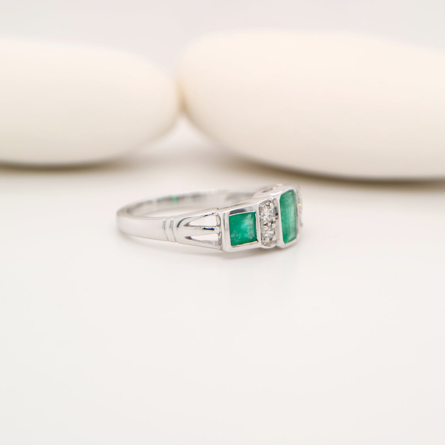 Art deco ring with emerald and natural diamond in white gold