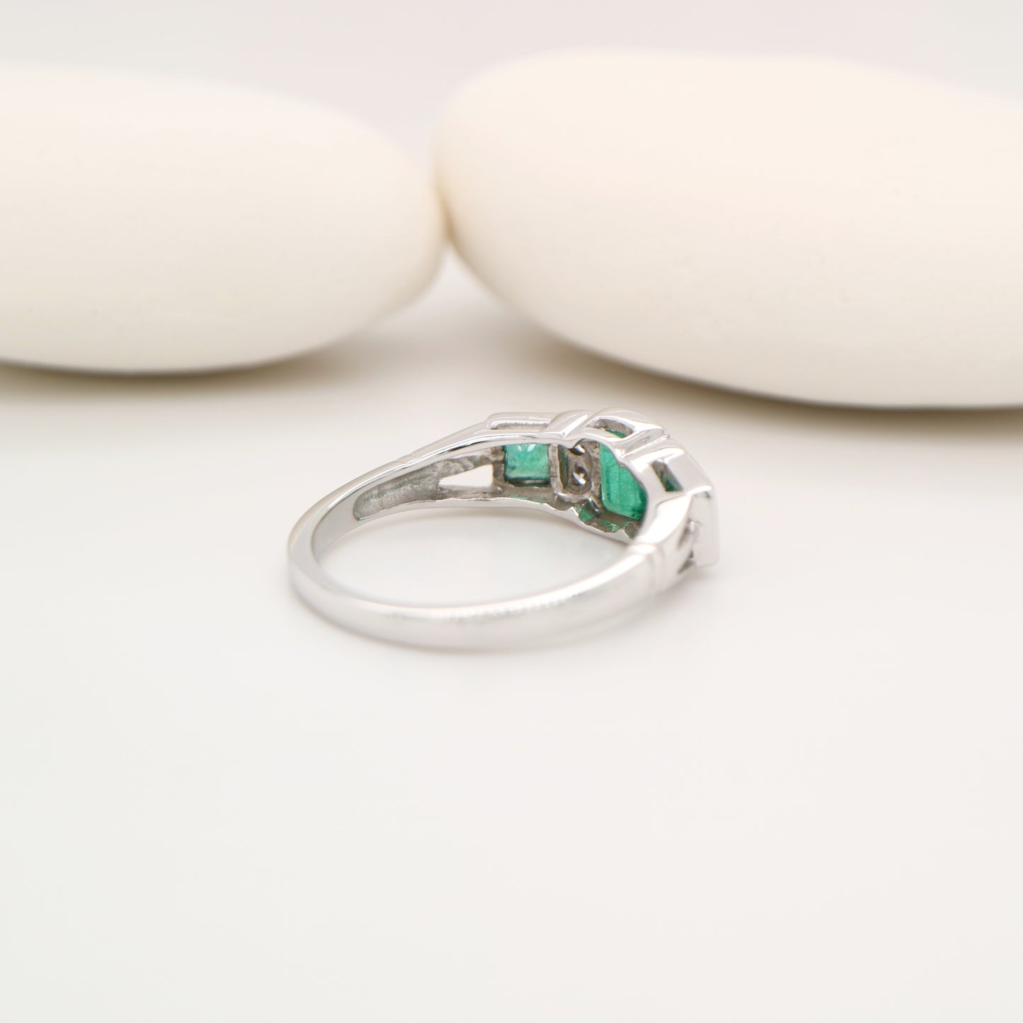 Art deco ring with emerald and natural diamond in white gold