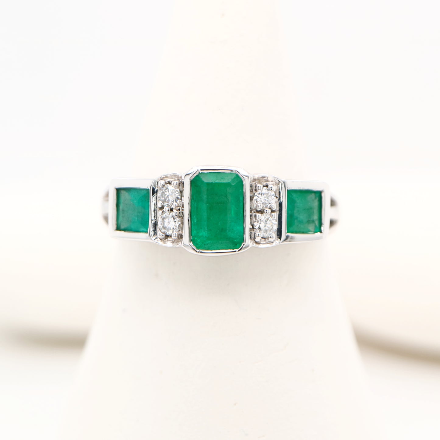 Art deco trilogy ring with emerald and diamond in white gold