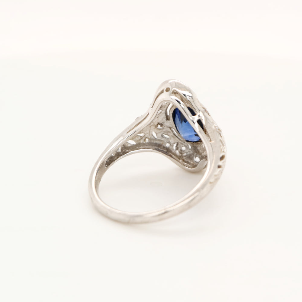 Cocktail ring with natural sapphire and white gold with diamond
