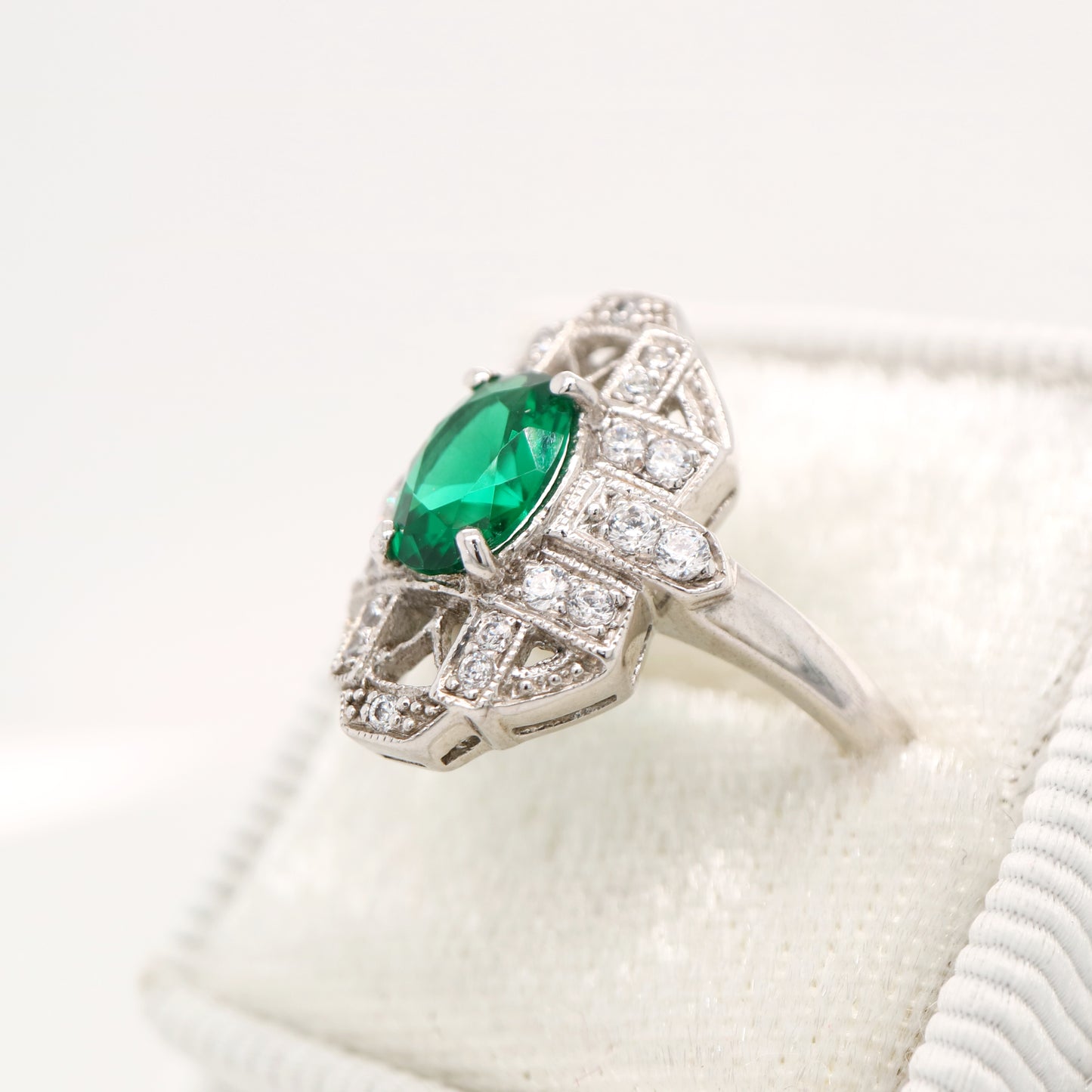 Art deco emerald ring in white gold with diamond