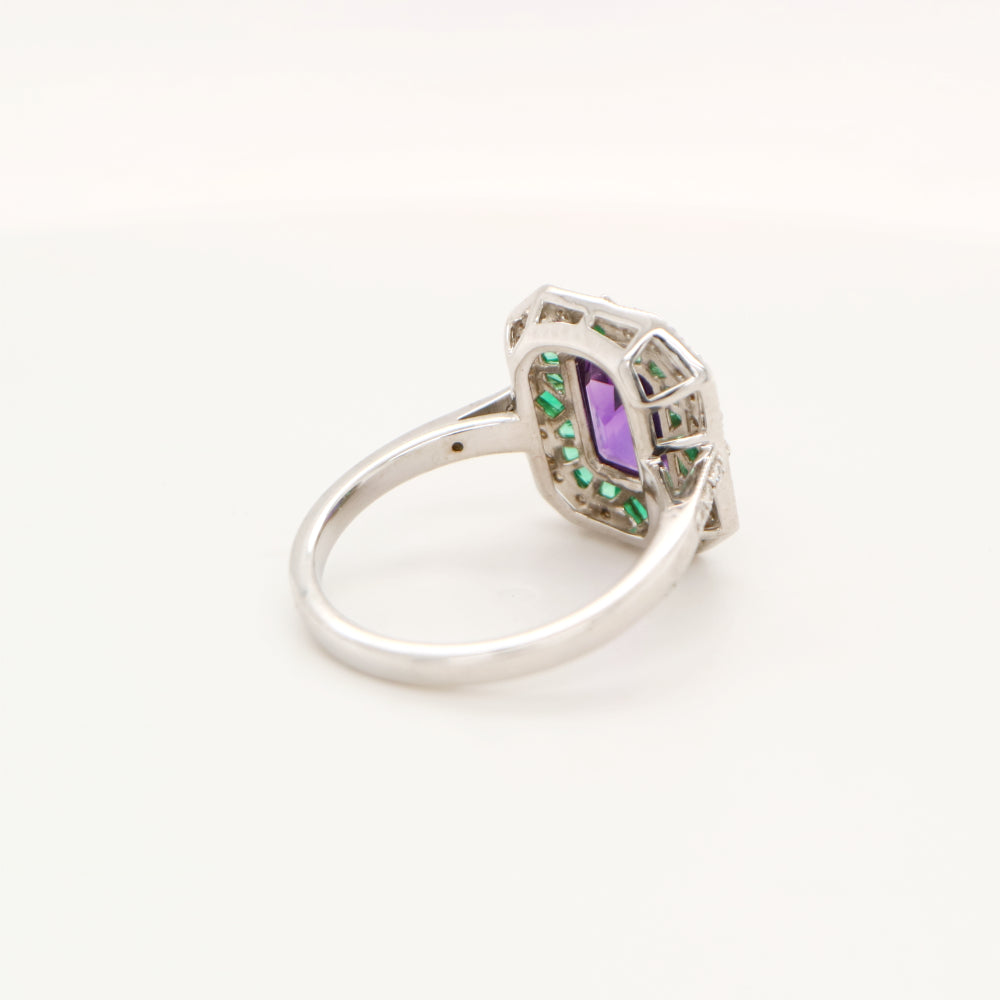 Art deco cocktail ring with amethyst and emerald in white gold