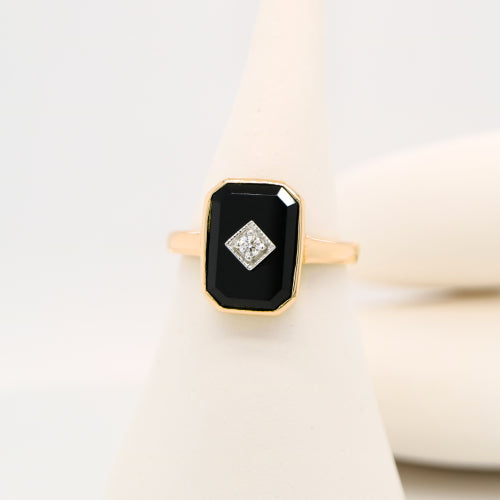 Art deco style ring in solid yellow gold, onyx and natural diamond (smaller face version)