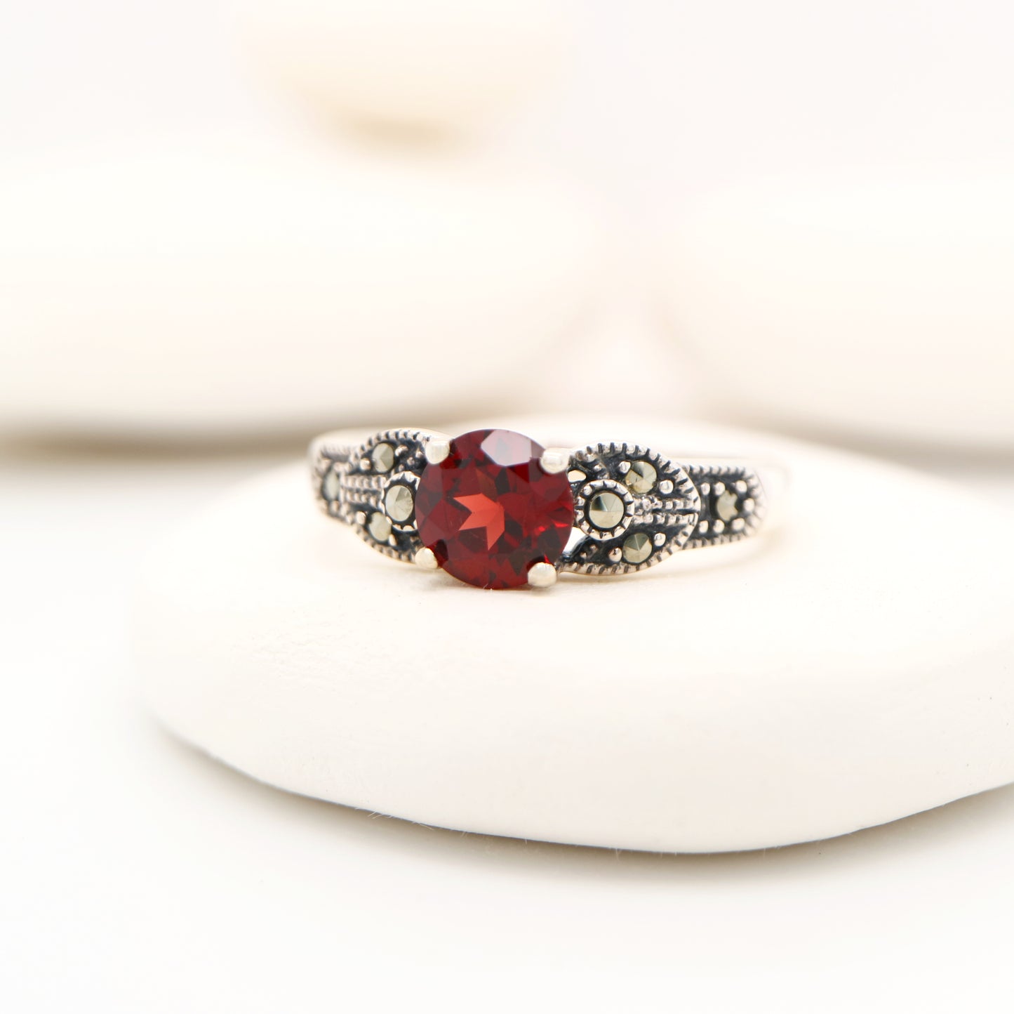 Art deco ring in garnet and marcasite in sterling silver