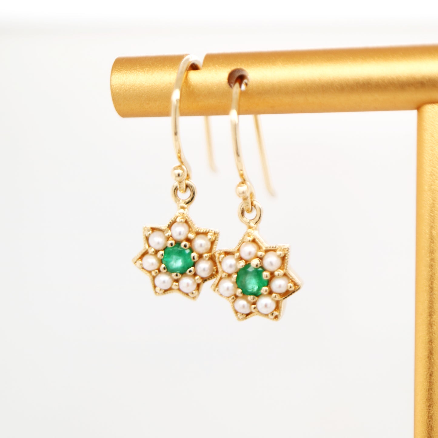 Star earring with Emerald and Pearl in 9k Yellow gold