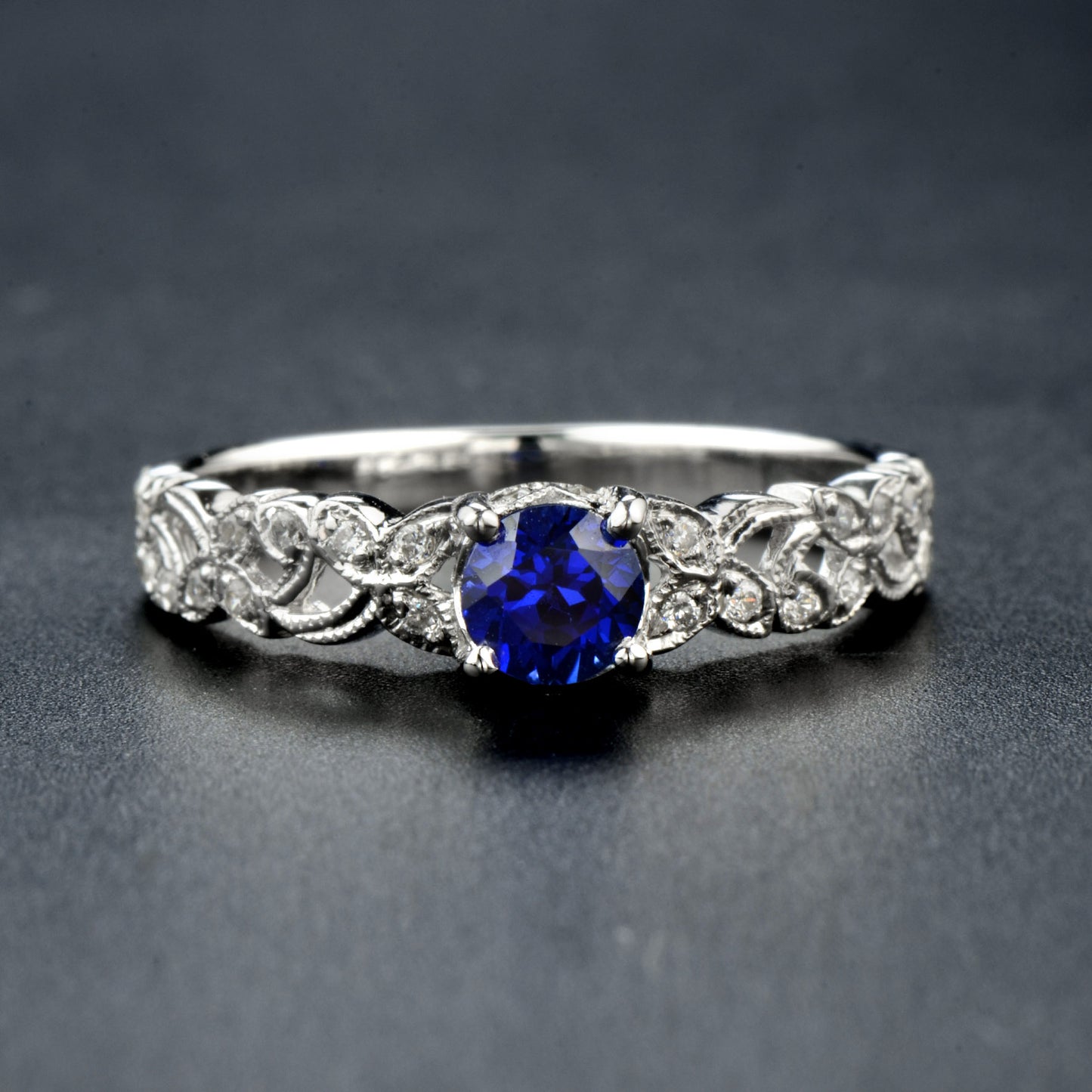 Sapphire solitaire ring with diamond in white gold with leaf pattern