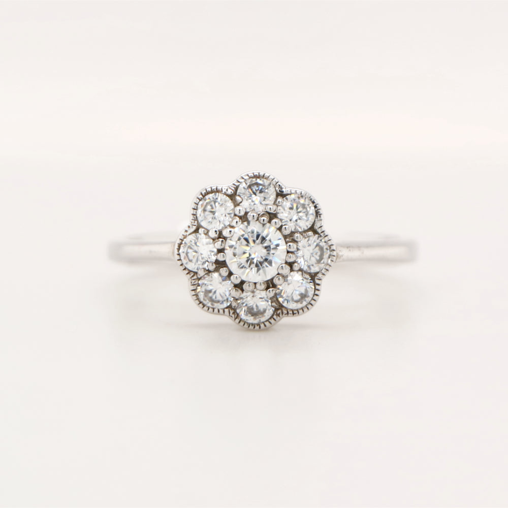 Daisy diamond ring in white gold