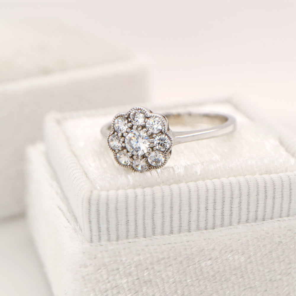 Daisy diamond ring in white gold