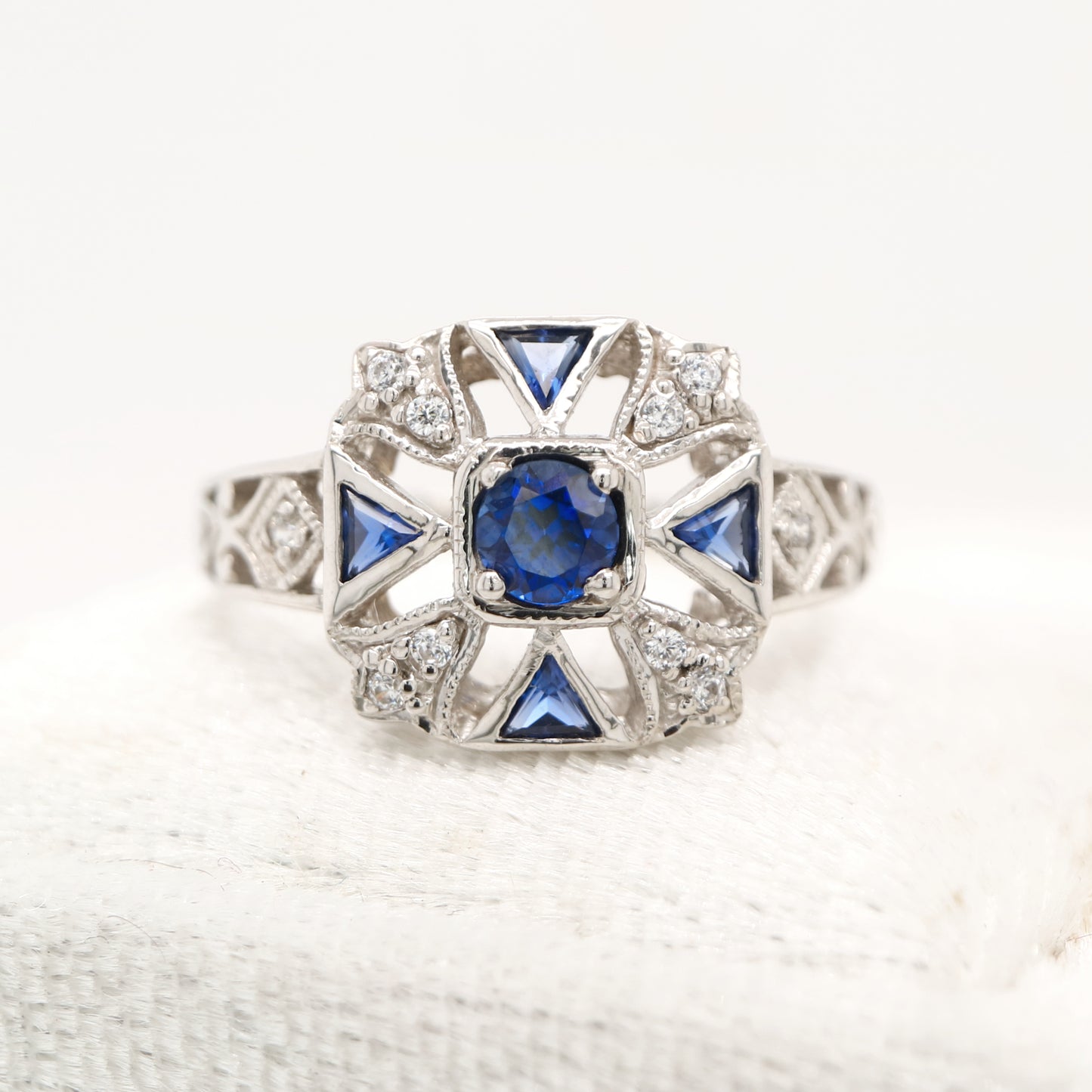 Vintage sapphire white gold ring with diamond