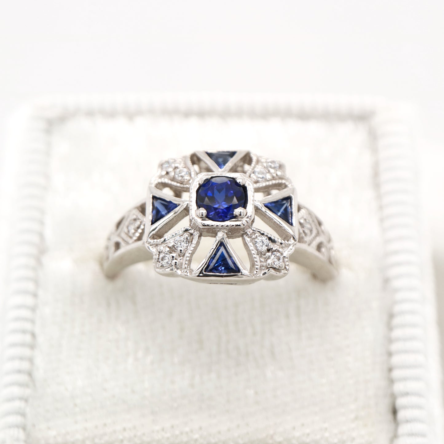Vintage sapphire white gold ring with diamond