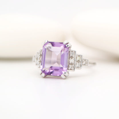 Amethyst solitaire with diamonds in white gold