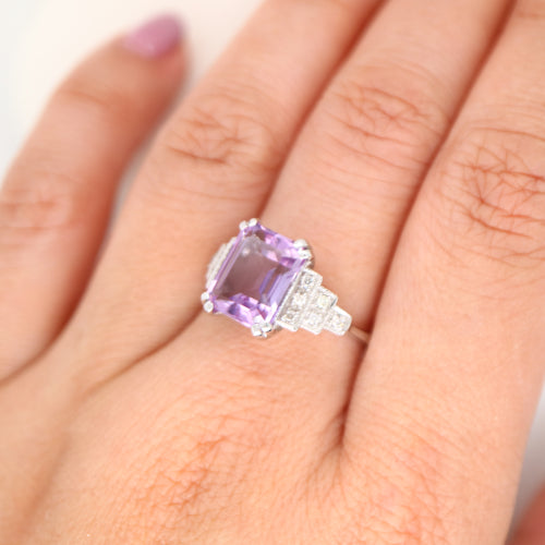 Amethyst solitaire with diamonds in white gold