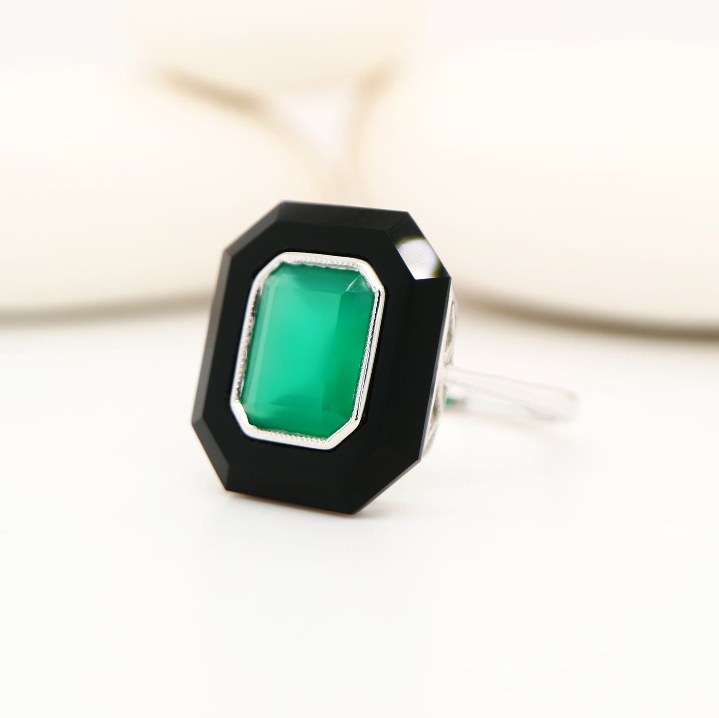 Art deco style ring in solid white gold, green agate and onyx