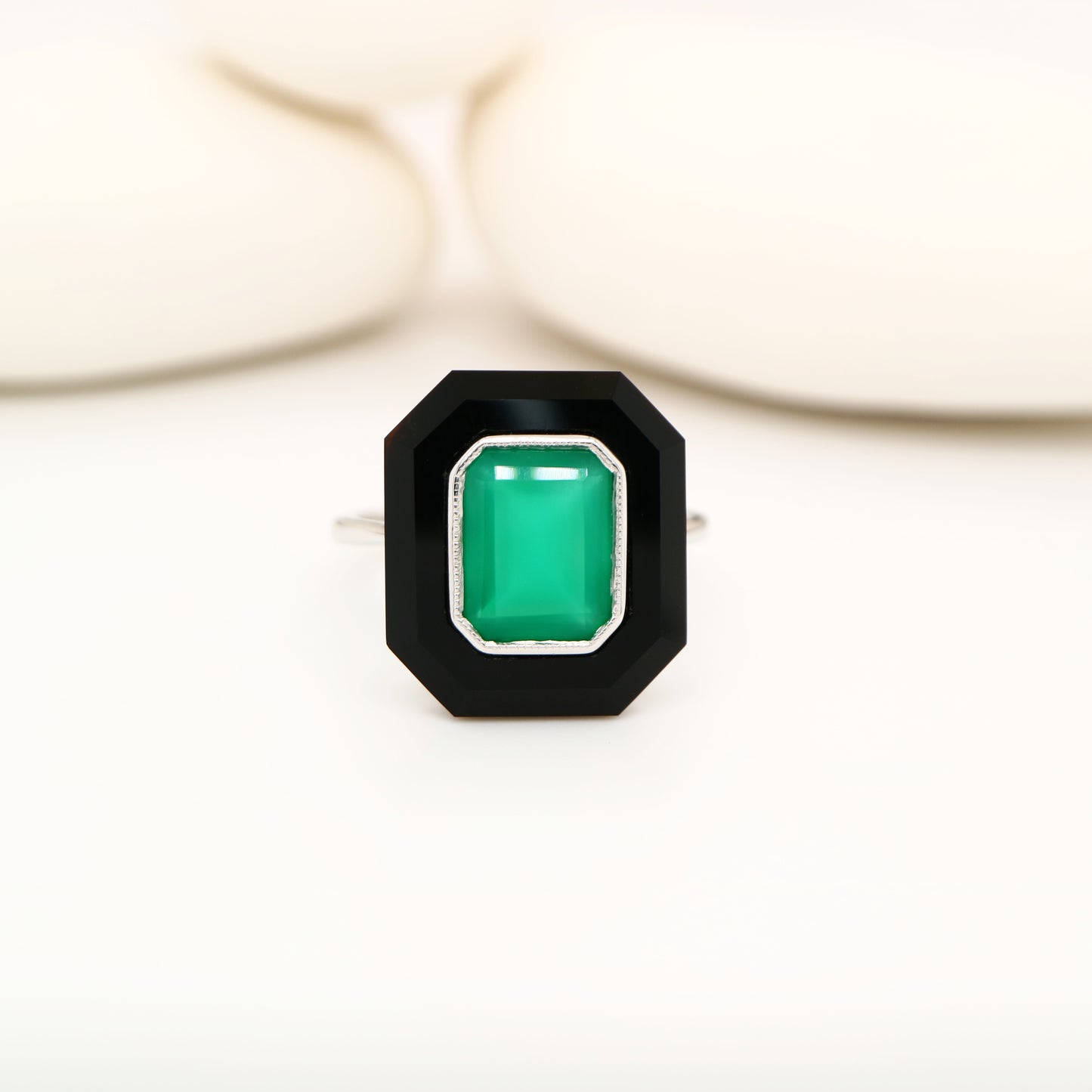 Art deco style ring in solid white gold, green agate and onyx
