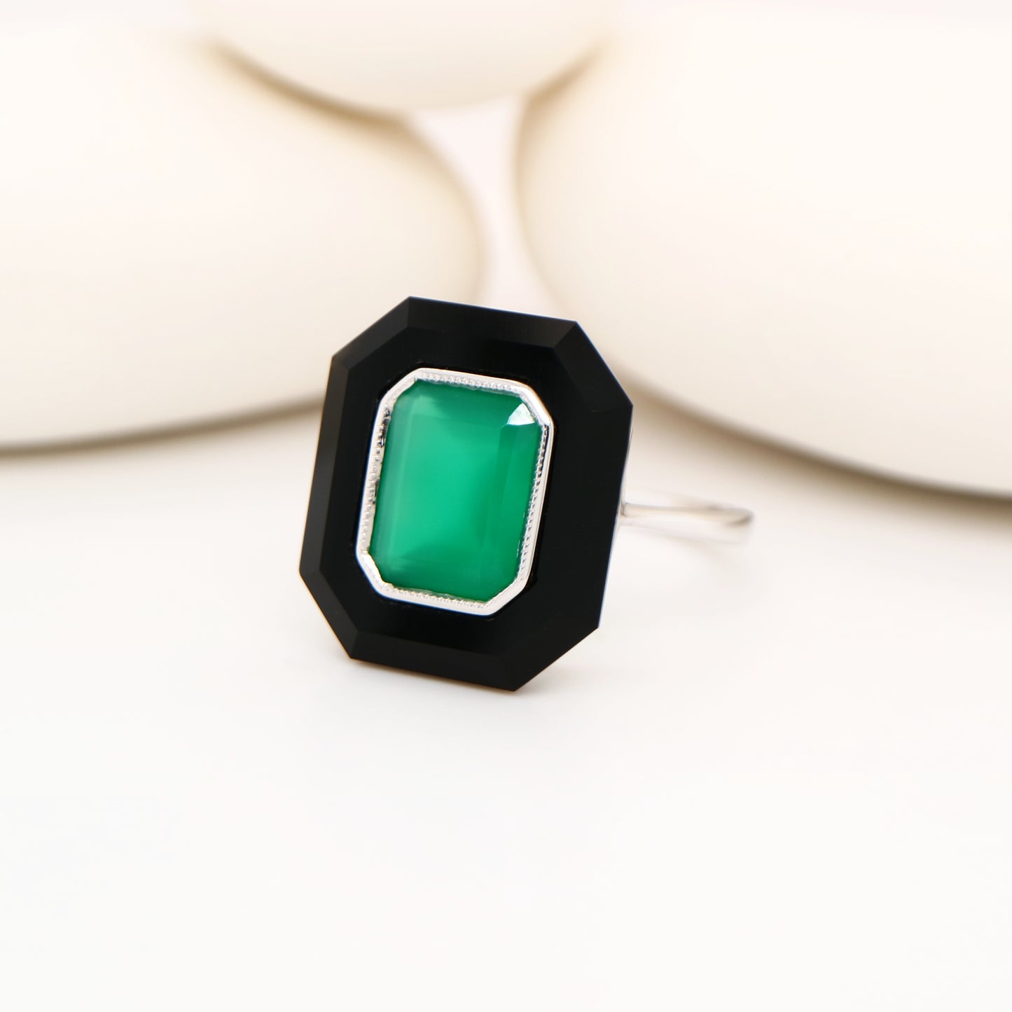 Art deco style ring in solid white gold, green agate and onyx