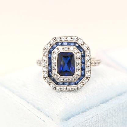 Sapphire cocktail ring with gemstone stripe halo's