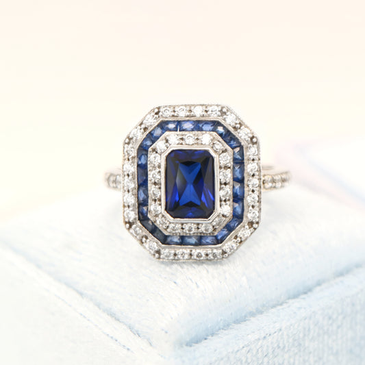Sapphire cocktail ring with gemstone stripe halo's