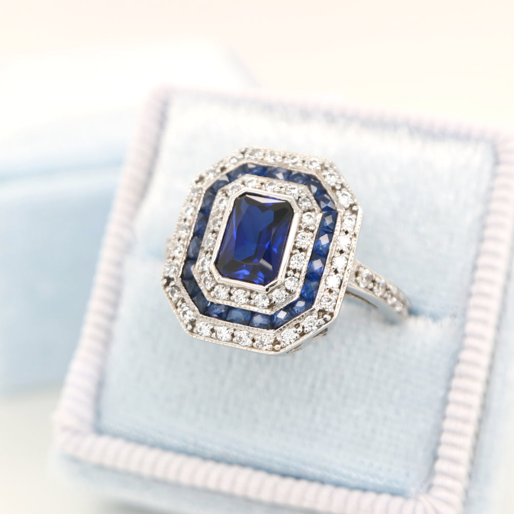 Sapphire cocktail ring with gemstone stripe halo's