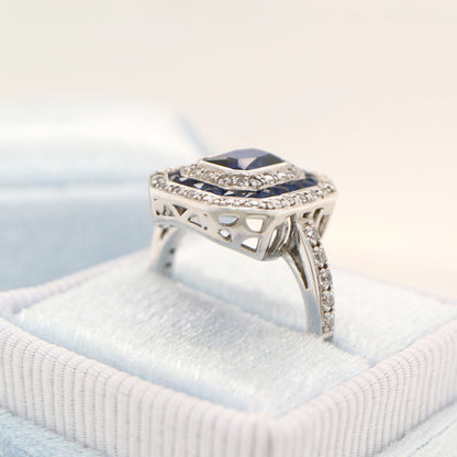 Sapphire cocktail ring with gemstone stripe halo's