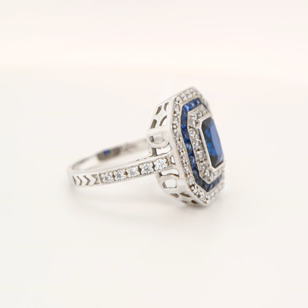 Sapphire cocktail ring with gemstone stripe halo's