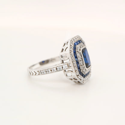Sapphire cocktail ring with gemstone stripe halo's