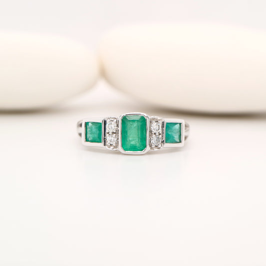 Art deco ring with emerald and diamond in white gold