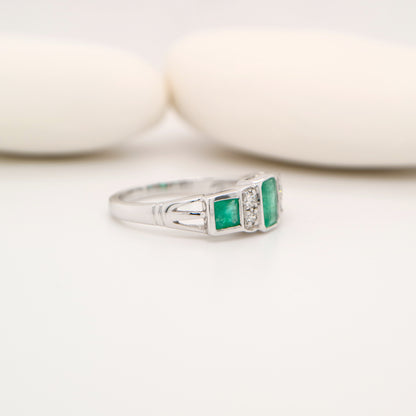 Art deco ring with emerald and natural diamond in white gold