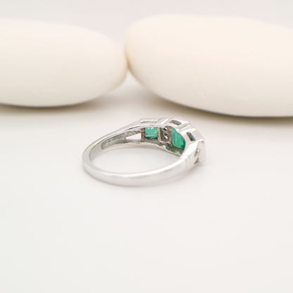 Art deco ring with emerald and natural diamond in white gold