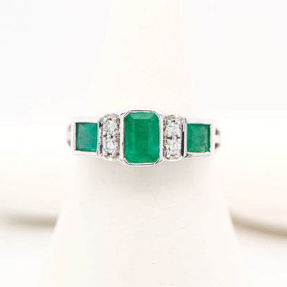 Art deco ring with emerald and natural diamond in white gold