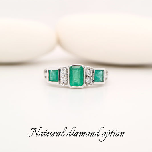 Art deco ring with emerald and natural diamond in white gold