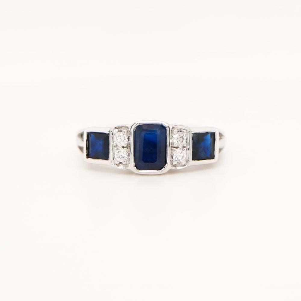 Art deco ring with sapphire and diamond in white gold