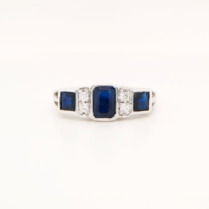 Art deco ring with sapphire and diamond in white gold
