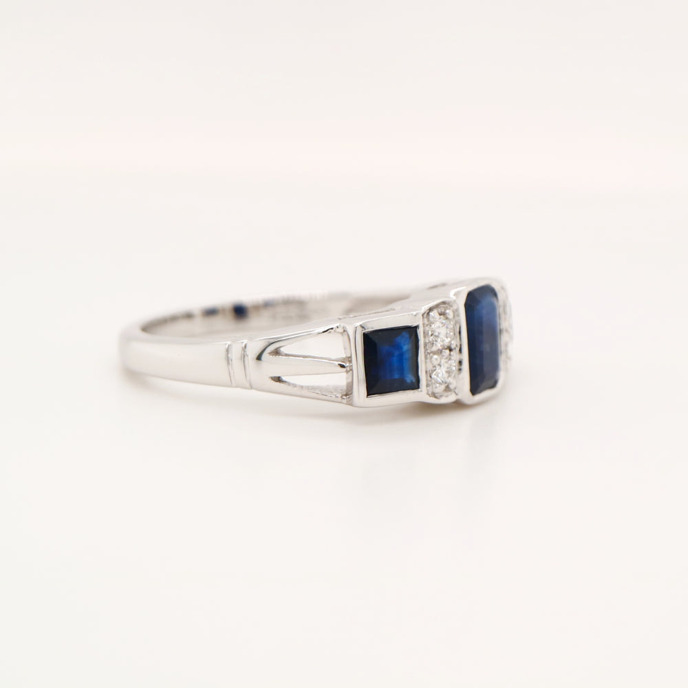 Art deco ring with sapphire and diamond in white gold
