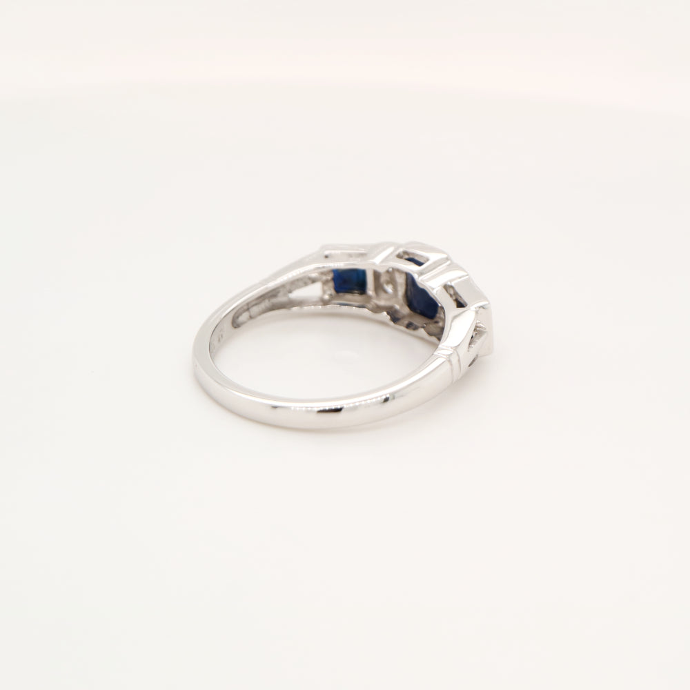 Art deco ring with sapphire and diamond in white gold