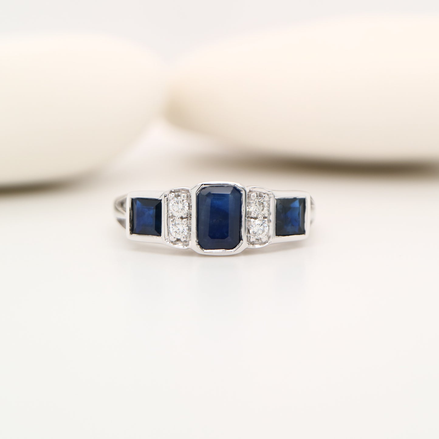 Art deco ring with sapphire and diamond in white gold