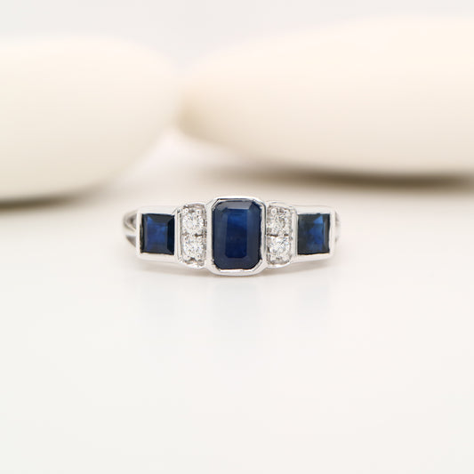 Art deco ring with sapphire and diamond in white gold