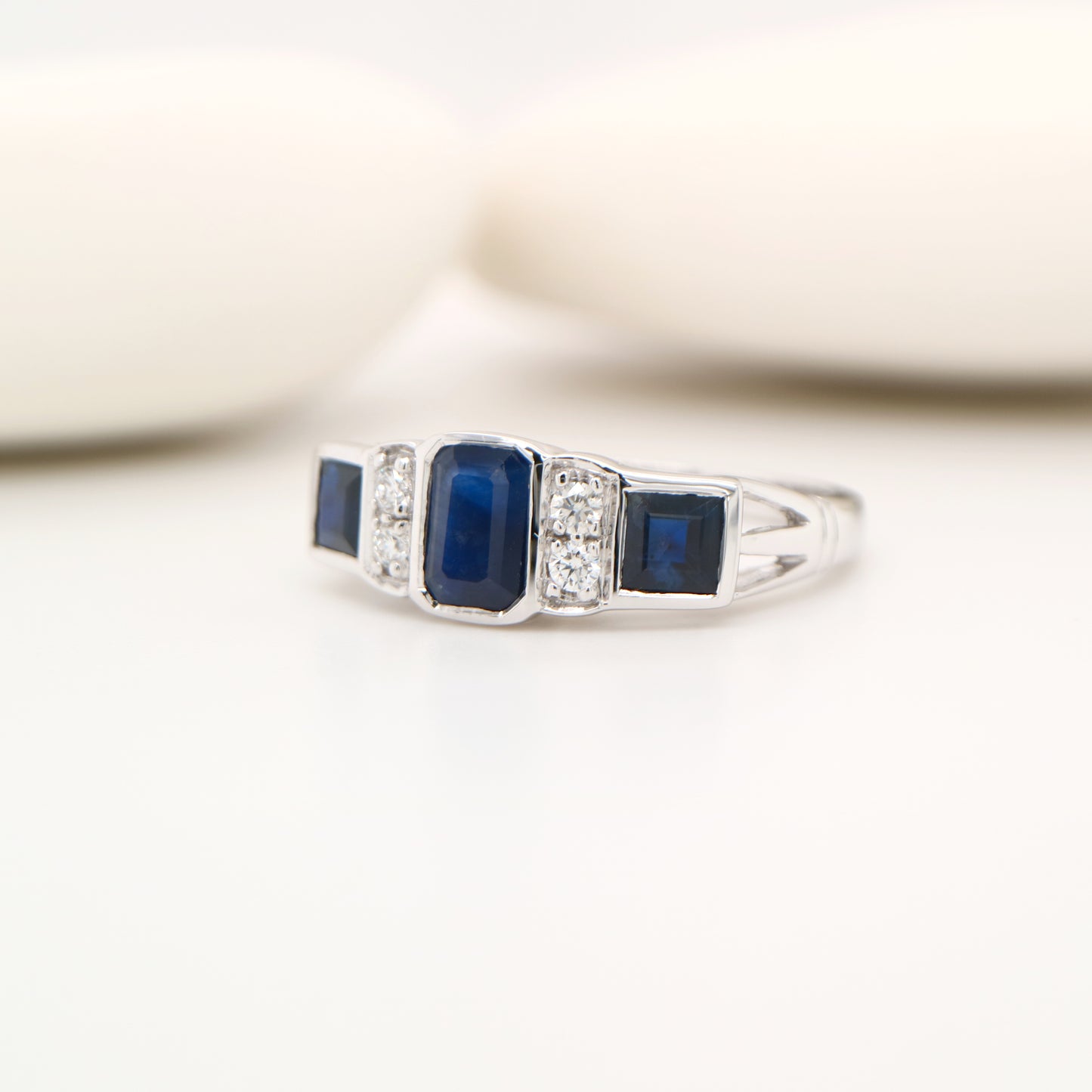 Art deco ring with sapphire and diamond in white gold