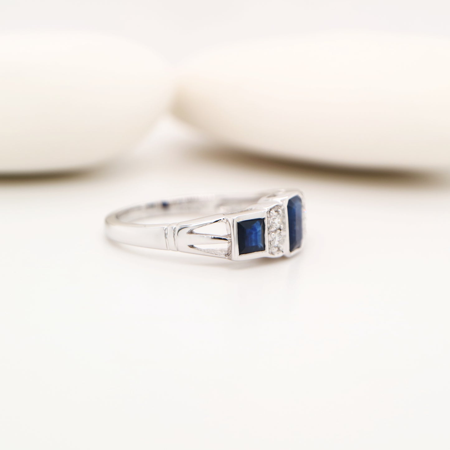 Art deco ring with sapphire and diamond in white gold