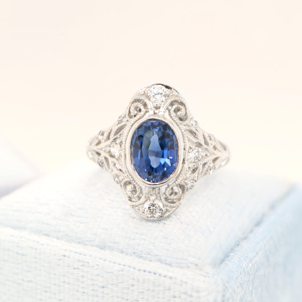 Cocktail ring with natural sapphire and white gold with diamond